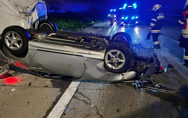 Fahr­zeu­ge über­schlu­gen sich auf der Süd­au­to­bahn