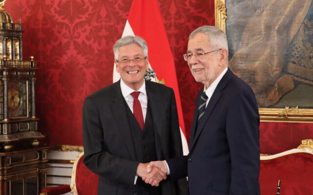 Lan­des­haupt­mann Peter Kai­ser ange­lobt