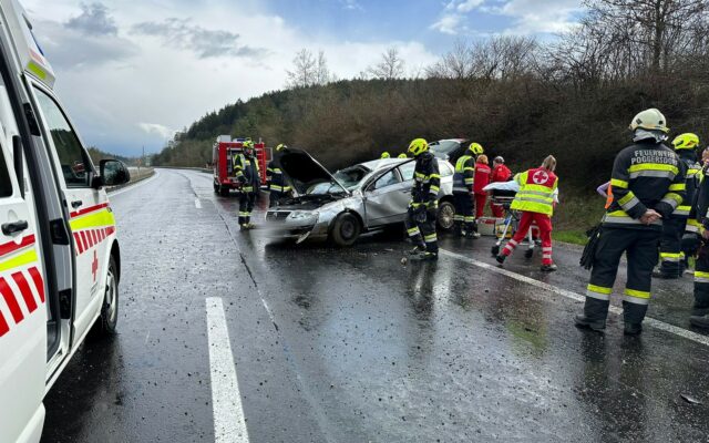 Auf der A2: PKW-Len­ker (38) über­schlug sich mehr­mals