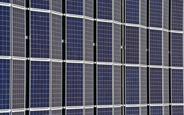 Indus­trie plant mehr PV-Anla­gen