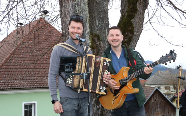 Ein Brü­der­paar spielt auf