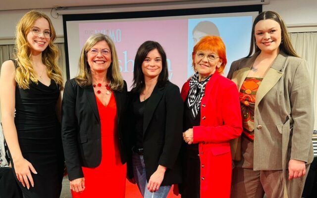 Corinna Smrecnik, WIMO Direktorin Michaela Graßler, provisorische Fachvorständin für Mode Edith Posch und die Schülerinnen und Schüler freuten sich über eine gelungen Premierenvorstellung.