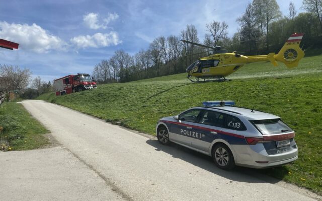 Land­wirt (78) über­schlug sich mit sei­ner Zug­ma­schi­ne