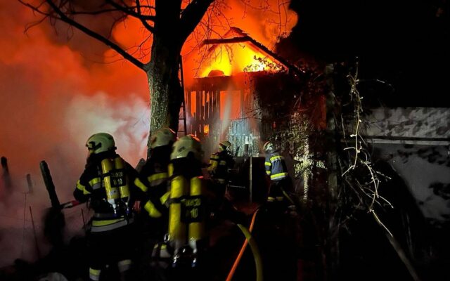 Boots­haus-Brand: 80 Ein­satz­kräf­te stan­den im Ein­satz