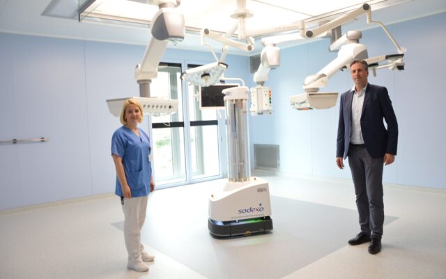 Im neuen OP-Saal drehte der Roboter seine ersten Runden.