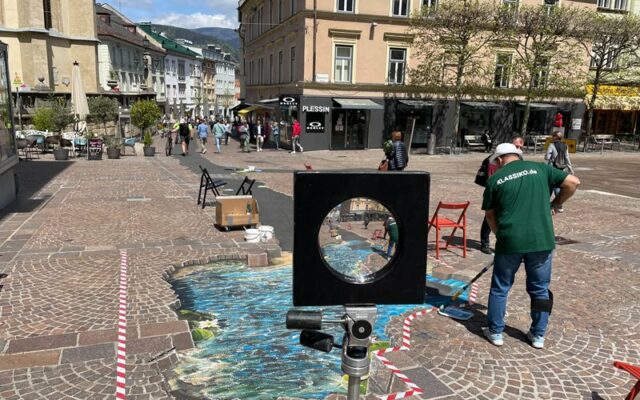Vil­lachs Haupt­platz wird zum bun­ten Kunst­werk