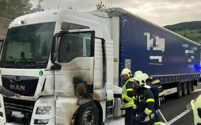 LKW brann­te plötz­lich lich­ter­loh