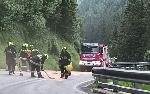 Motorradfahrer (76) schlitterte gegen Kleintransporter