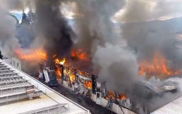 Gro­ßer Lager­hal­len-Brand in Vil­lach aus­ge­bro­chen