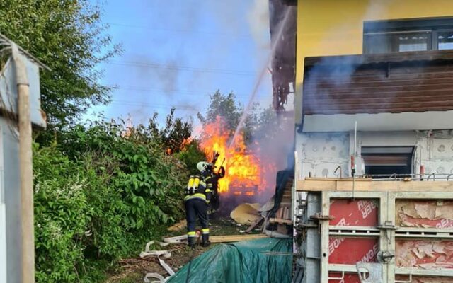 Großbrand: Zwei Gartenhäuser standen in Vollbrand