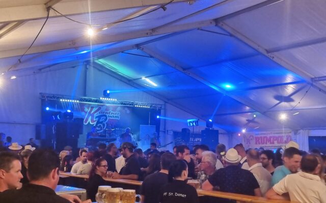 Feu­er­wehr­fest in St. Donat heiz­te mit Däm­mer­schop­pen ein