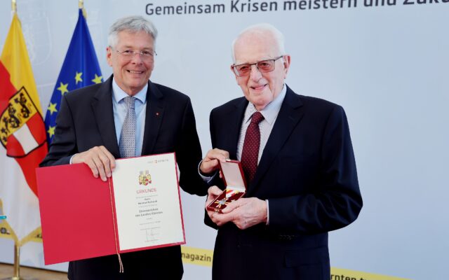 Hell­mut Schandl bekam Ehren­zei­chen des Lan­des Kärn­ten