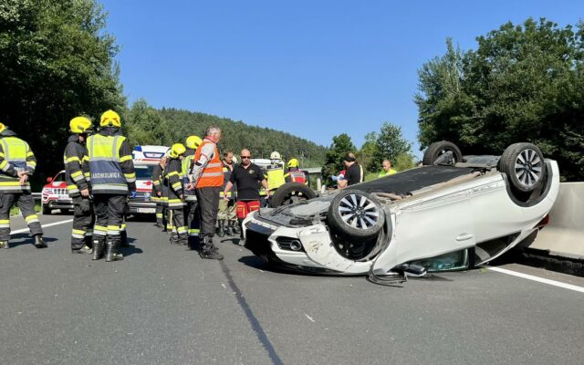 Auto über­schlug sich und blieb auf dem Dach lie­gen