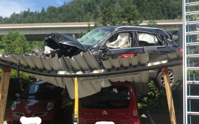 59-Jäh­ri­ge lan­de­te mit Auto auf Car­port