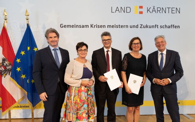 Enga­gier­te Kärnt­ner vor den Vor­hang geholt