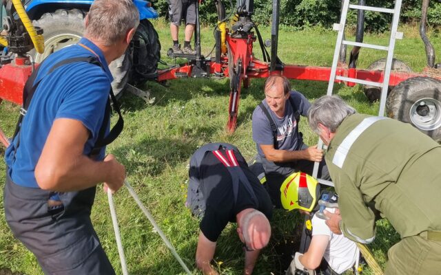 Feuerwehr St. Donat befreite Kälbchen aus Erdloch