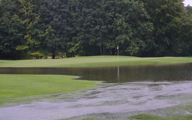 Stark­re­gen: Auch Golf­park Klo­pei­ner­see blieb nicht ver­schont