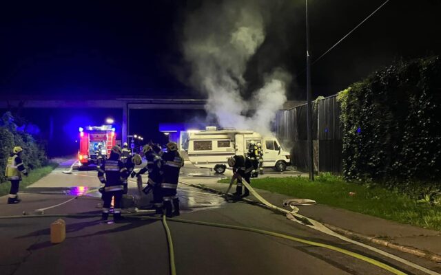 Völ­lig uner­war­tet auf dem Park­platz: Wohn­mo­bil-Brand in Vil­lach