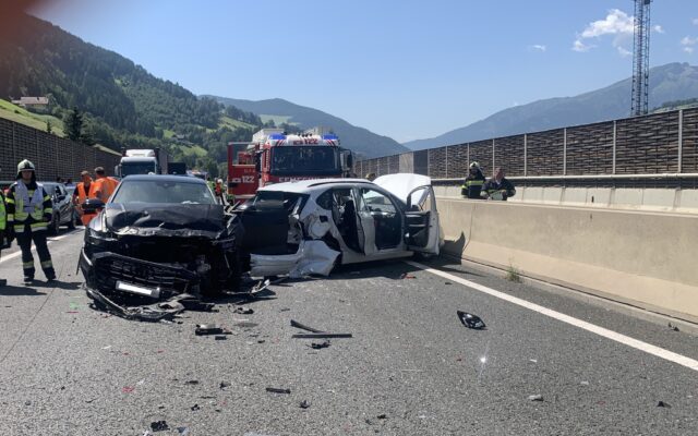 Auf­fahr­un­fall auf der A10: 11 Per­so­nen ver­letzt