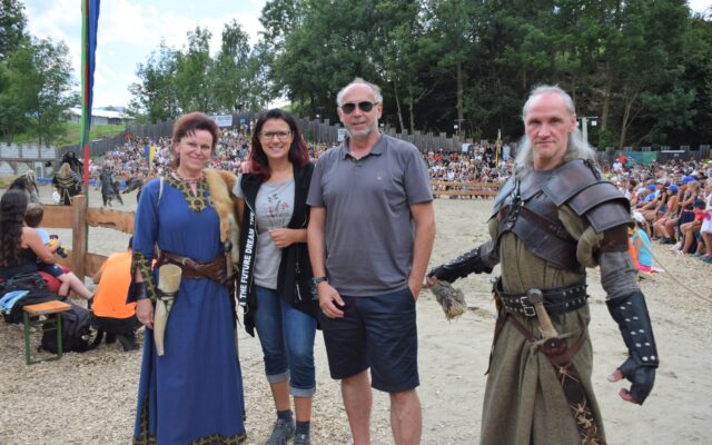 „Fami­ly on Tour“ bei Rit­tern und Gauk­lern