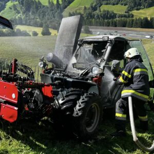 Traktor brannte: Großeinsatz mit 7 Fahrzeugen