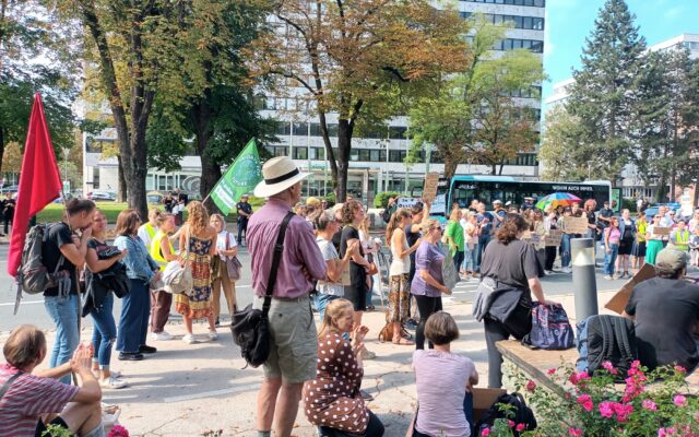 In Kla­gen­furt wur­de gegen Neu­bau­ten und für das Kli­ma pro­tes­tiert