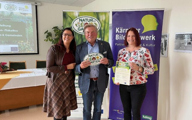 Ers­te „Natur-im-Gar­ten-Pla­ket­ten“ ver­lie­hen
