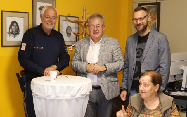 Poli­zei beim Kaf­fee­tratsch in Alt­ho­fen