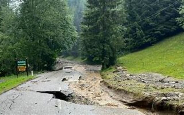 Arbei­ten an der L46 Teu­chen Stra­ße bei Arriach