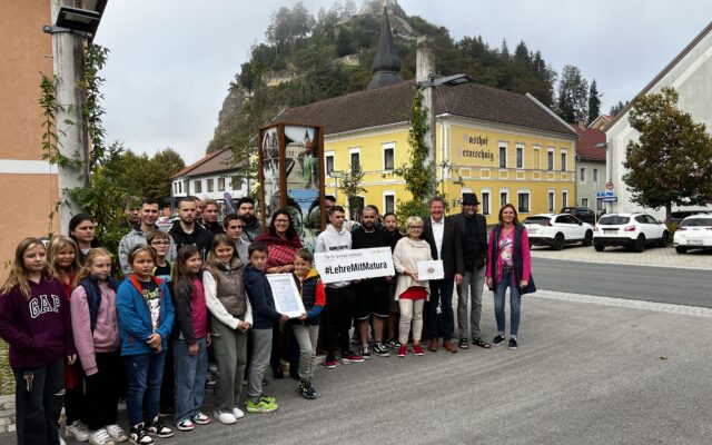 Licht­säu­le in Grif­fen als Sym­bol für Gene­ra­tio­nen-Dia­log