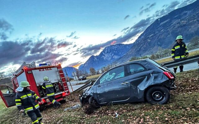 Kla­gen­fur­te­rin (18) stürz­te mit Auto hun­dert Meter über Böschung