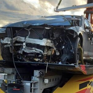 Auto wurde in die Luft katapultiert und in Graben geschleudert