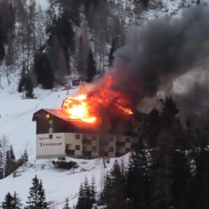 Geschlos­se­nes Hotel steht in Flam­men