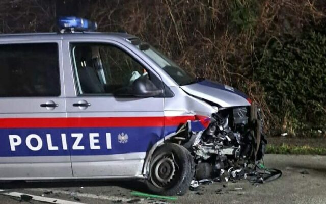 Drei Verletzte: Autolenker (22) kollidierte mit Polizeiwagen