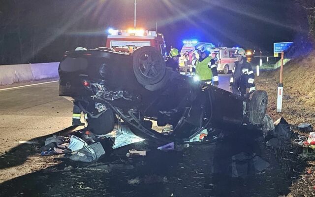 Auto überschlug sich: Lenker (22) kam glimpflich davon