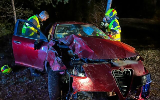 Len­ke­rin und Bei­fah­rer ver­letzt: Auto schlit­ter­te ins Bach­bett