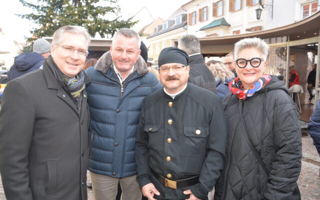 Bürgermeister Martin Kulmer, Landtagsabgeordneter Günther Leikam und Vizebürgermeisterin Silvia Radaelli mit dem Glückbringer, einem Rauchfangkehrer.