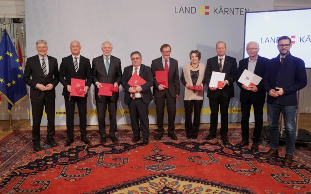 Ver­dien­te Kärnt­ner im Spie­gel­saal geehrt