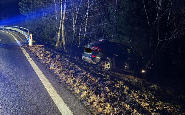 Schwer alko­ho­li­siert: Frau (63) kam von Stra­ße ab