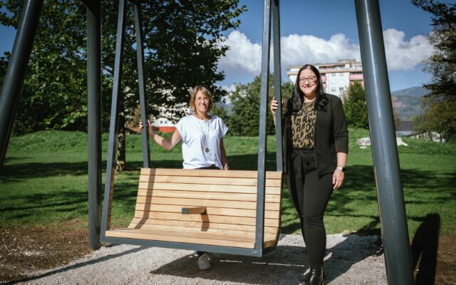 Im Vil­la­cher Dinz­l­park schau­keln sich Erwach­se­ne fit