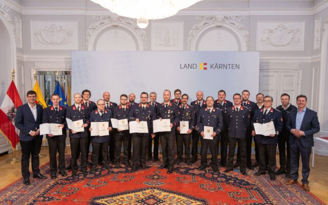Land zeich­ne­te Kärnt­ner Feu­er­wehr­leu­te aus