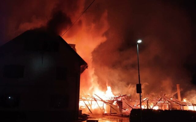 Groß­brand: 150 Ein­satz­kräf­te kämpf­ten gegen das Feu­er an!