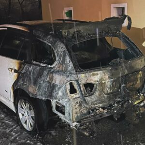 Fahrzeug in Vollbrand: Feuerwehren verhinderten Schlimmeres