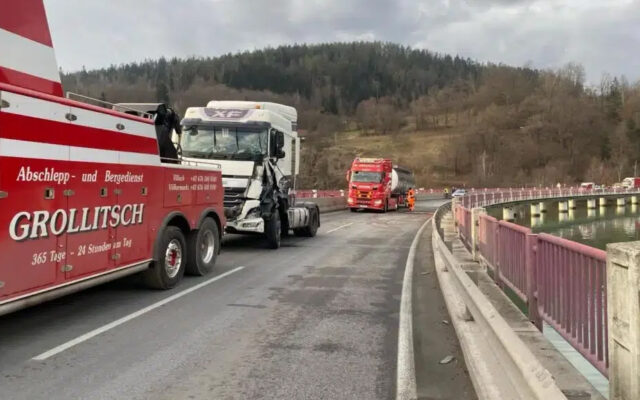 Prit­schen­wa­gen ver­liert Lade­gut nach seit­li­chem Zusam­men­stoß