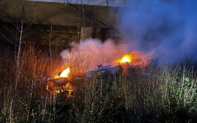 Tragödie auf A10: LKW stürzt von Brücke und gerät in Brand