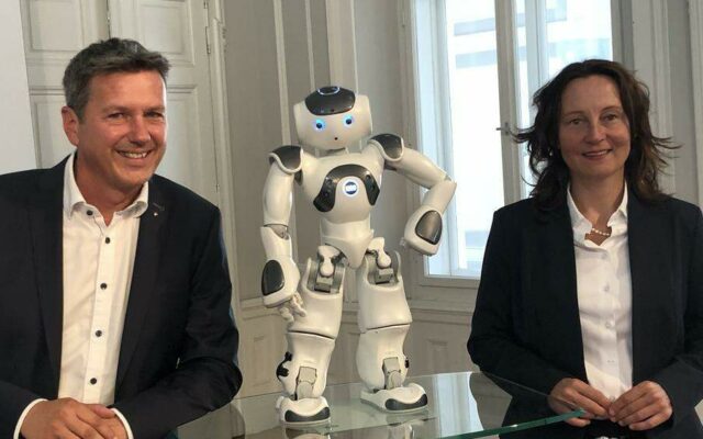 Robo­ter Eli­as turnt mit