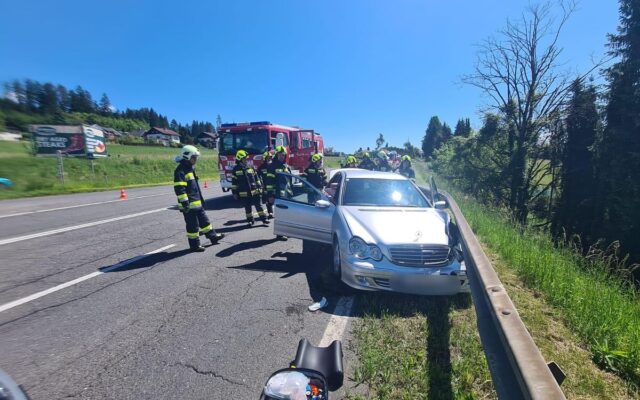 Mann (68) krach­te mit Auto in Leit­schie­ne