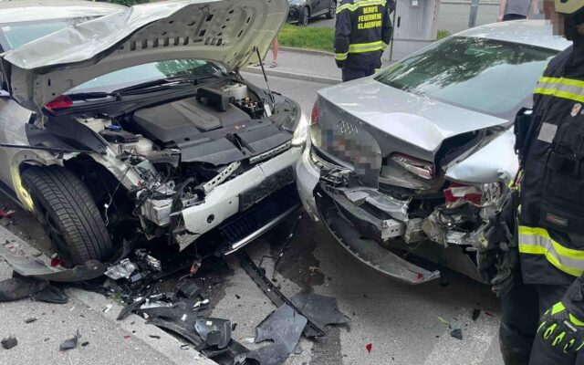 Mit E‑Auto zwei par­ken­de PKWs gerammt