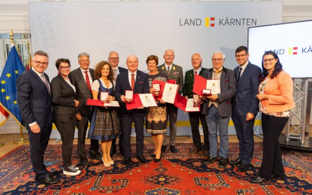 Hohe Aus­zeich­nun­gen in Lan­des­re­gie­rung ver­lie­hen
