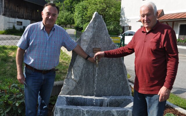 Ver­wei­len am Dorf­brun­nen